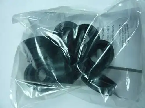 Transparentes Beutel mit schwarzen Dichtungsringen, vermutlich für den Sifon, Markenlogo von Remeha sichtbar, zusätzlich mit Anleitung im Hintergrund.